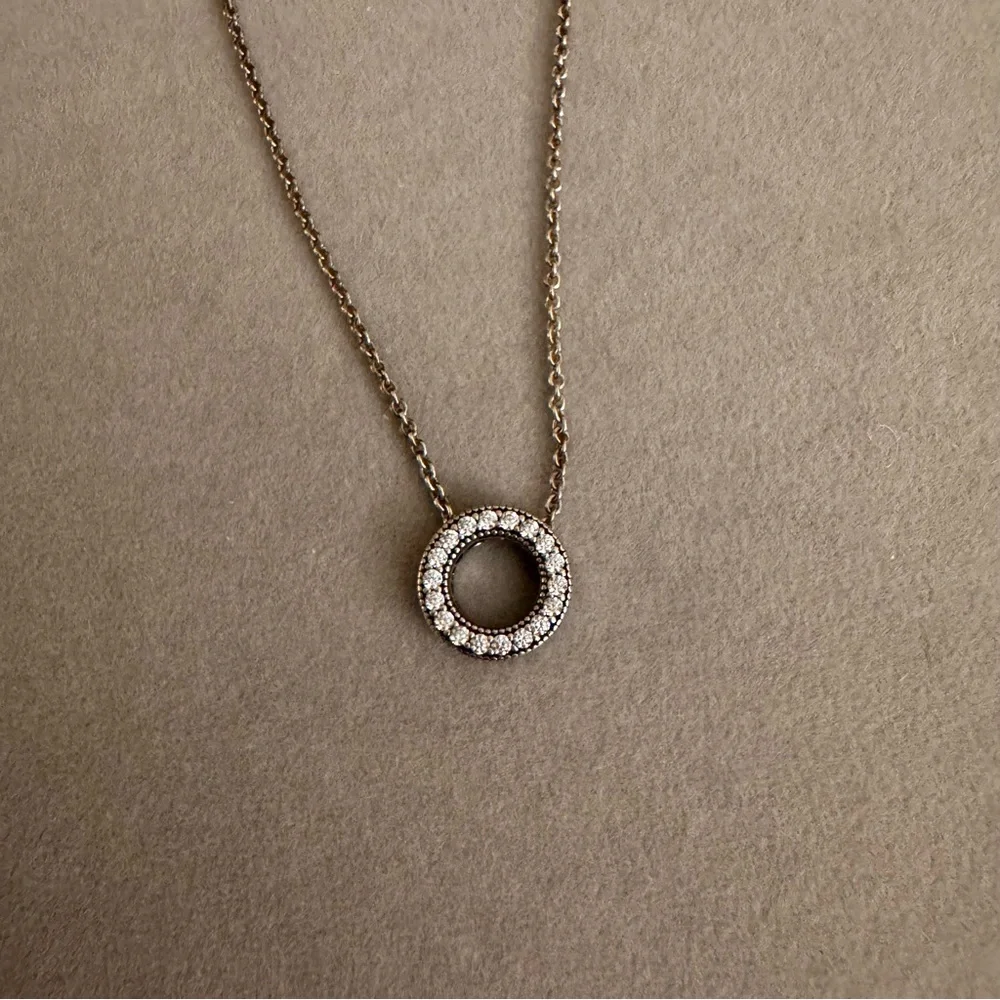 Pandora Signature Reversible Pavé & Logo Circle Necklace - Picture 6 of 9